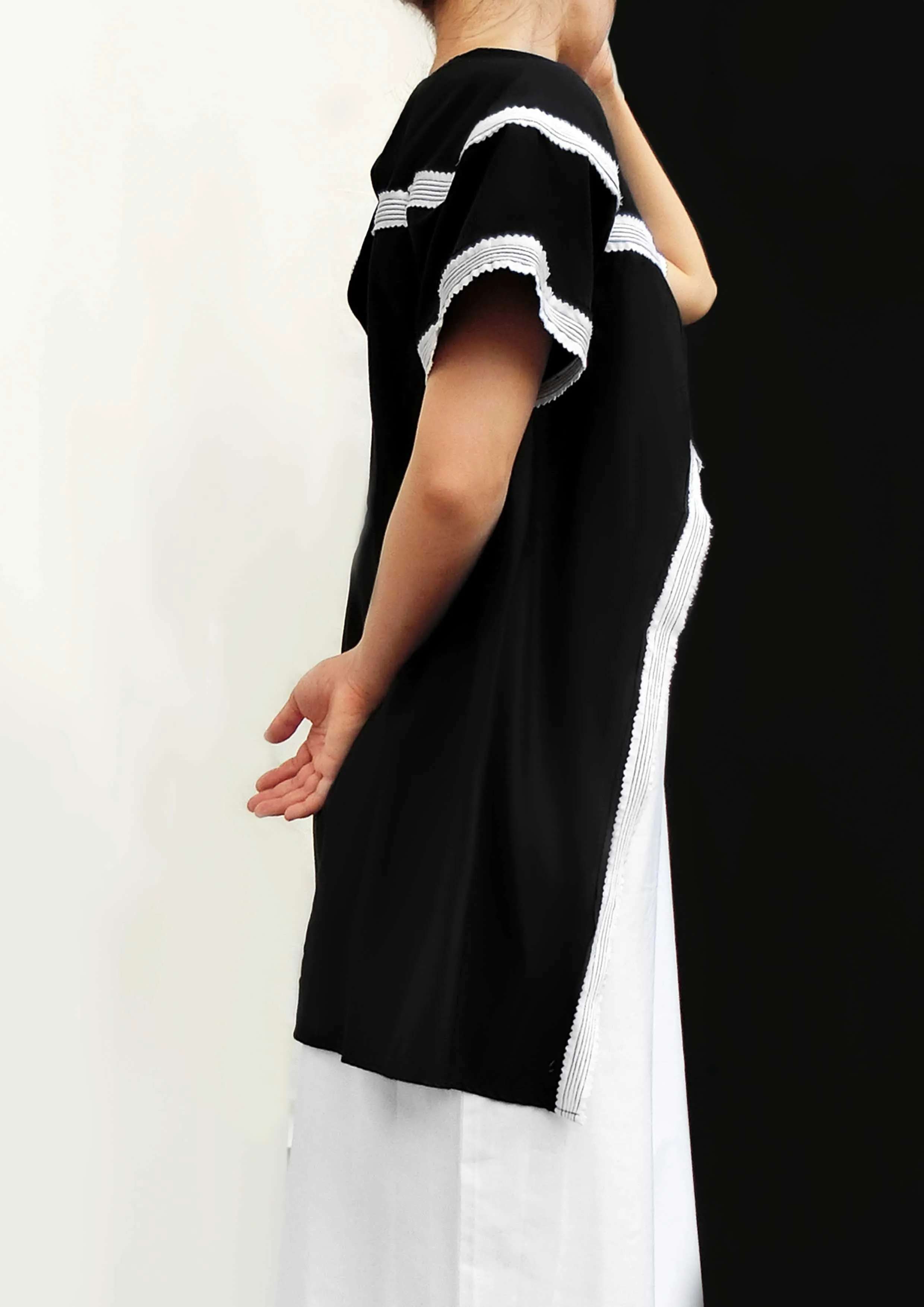 Elegant Mantellina  Black, Timeless Design